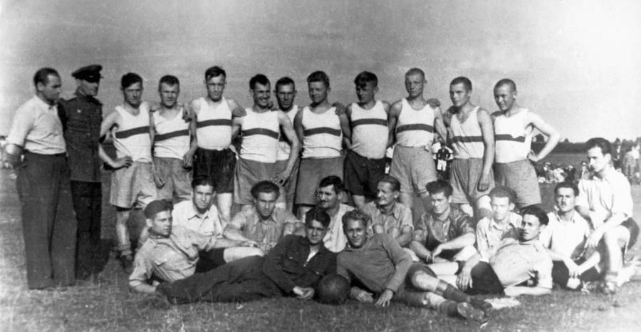 Pierwsza fotografia piłkarzy Pogoni Lubaczów wykonana 1 maja 1945 r.