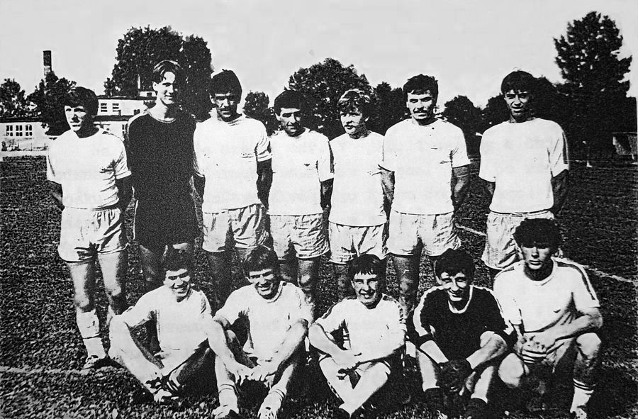 Piłkarze Pogoni Lubaczów klasa 'M' przed meczem towarzyskim z Victorią Łukowa 3 sierpnia 1986 r.