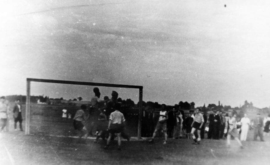 Zdjęcie z meczu piłki nożnej pomiędzy Pogonią Lubaczów a drużyną Armii Czerwonej, Lubaczów 1 maja 1945 roku.