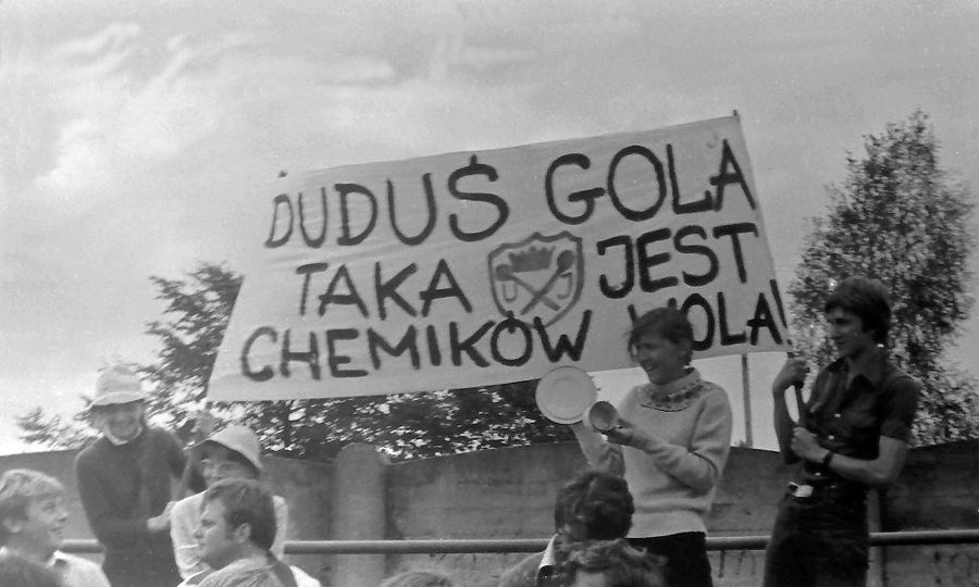 Kibice na meczu Pogoni Lubaczów ze Stalą Rzeszów o Puchar Polski, stadion w Lubaczowie 16 sierpnia 1981 r.