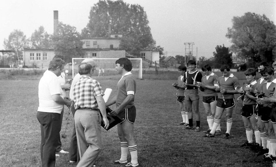 Piłkarz Pogoni Lubaczów - Zbigniew Michalik odbierający pamiątkowy dyplom, stadion w Lubaczowie 22 czerwca 1987 r.