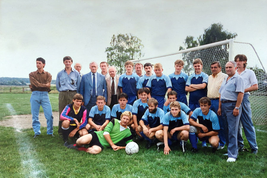 Kazimierz Górski - Prezes PZPN z piłkarzami klasy 'W' Pogoni Lubaczów na stadionie w Lubaczowie w dniu 8 sierpnia 1993 r.