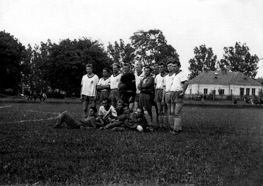 Piłkarze Pogoni Lubaczów na obozie w Lesku w lipcu 1962 r.