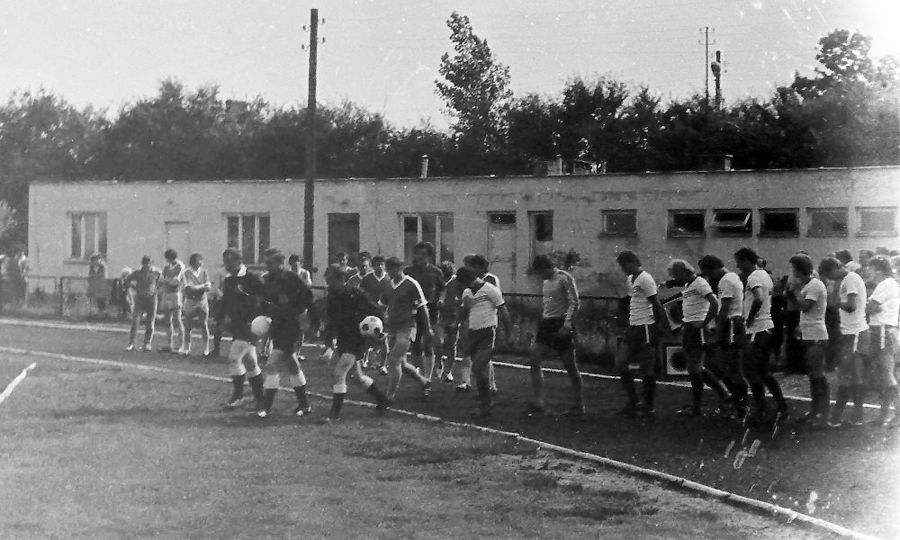 Piłkarze Pogoni Lubaczów przed meczem ze Stalą Rzeszów na stadionie w Lubaczowie 16 sierpnia 1981 r.