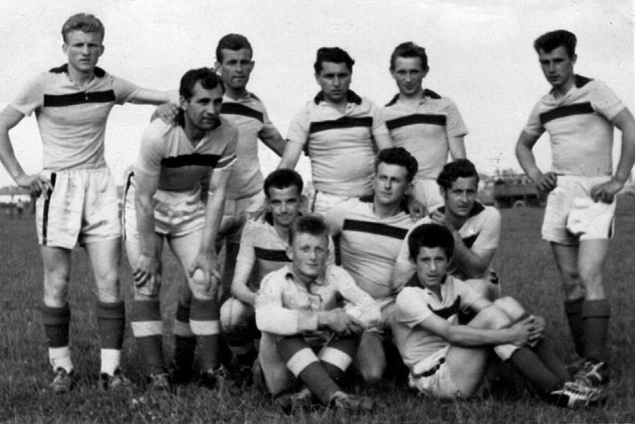 Piłkarze Pogoni Lubaczów występujący w klasie 'A' w 1961 r.